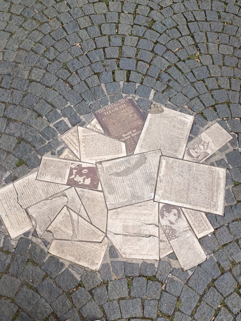 Reproduction des tracts de la Rose blanche sur le parvis de l’université de Munich. Crédit : © Julie BELLIOT