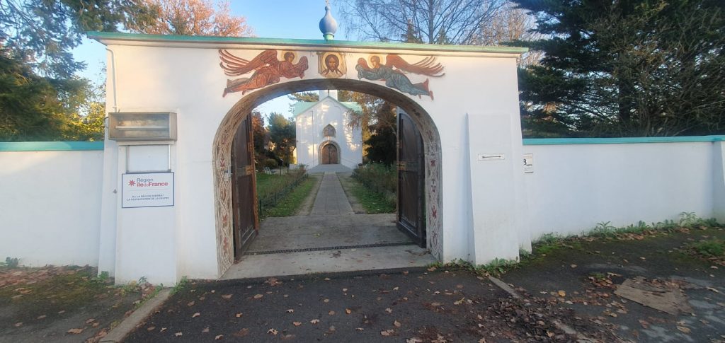 Portail peint de l’église Notre-Dame de la Dormition, cimetière russe de Sainte-Geneviève-des-Bois ©HEB