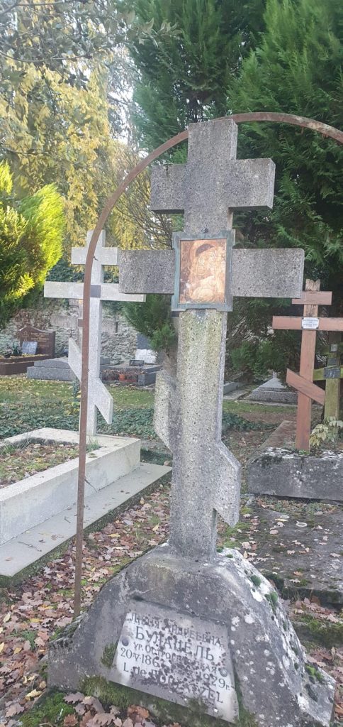 Tombe avec une croix orthodoxe, cimetière russe de Sainte-Geneviève-des-Bois. ©HEB