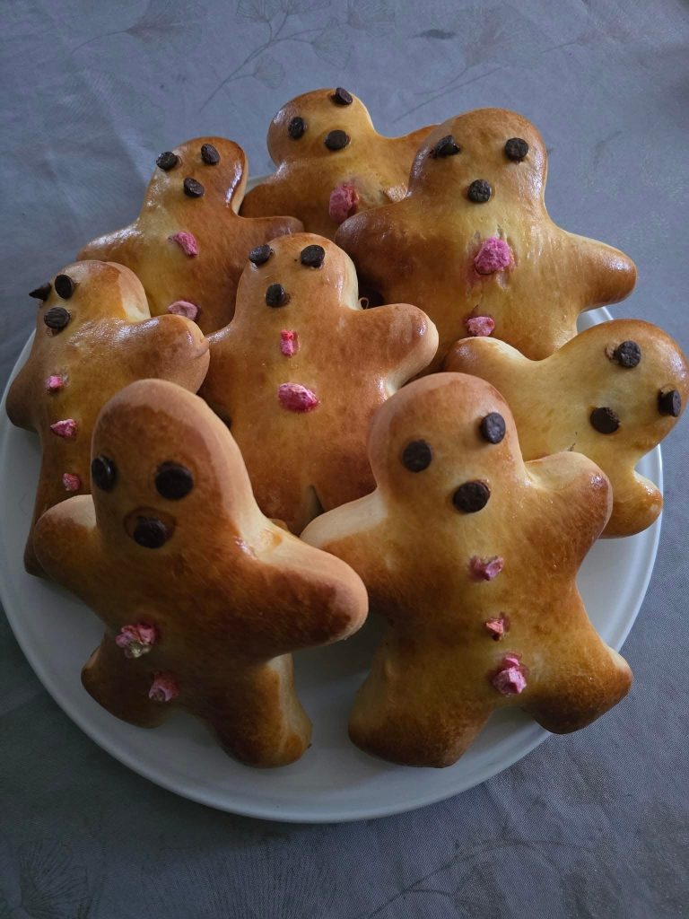 Traditionnels Männele (petits bonhommes en brioche) cuisiné pour fêter la St Nicolas © Corinne Robert
