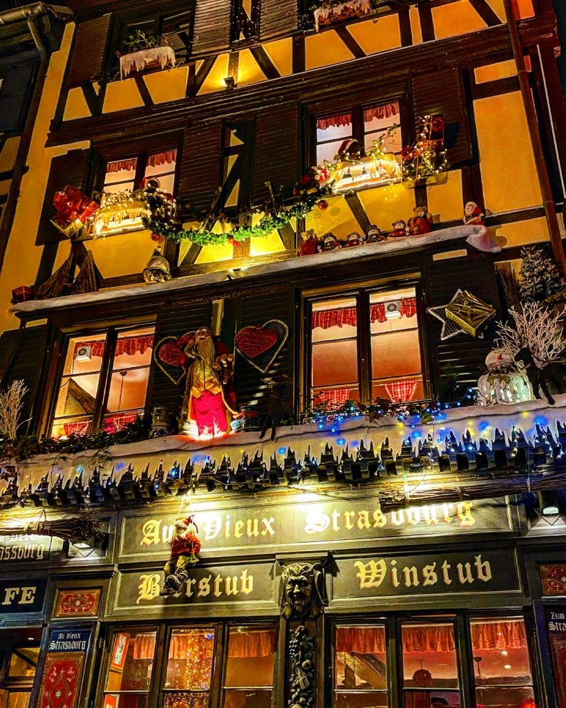 Façade décorée du restaurant Au Vieux Strasbourg pendant la période de Noël 2022 © Aurore Robert